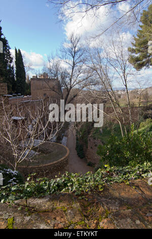 Un passaggio pedonale vicino alla Torre di neonati a la Alhambra di Granada, Spagna Foto Stock