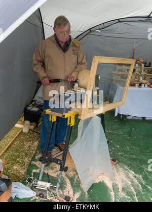 E per il divertimento di tutta la famiglia giorno fund raising evento presso la Sala Marske home per i disabili, dimostrando l'uomo del mestiere di tornitura in legno Foto Stock