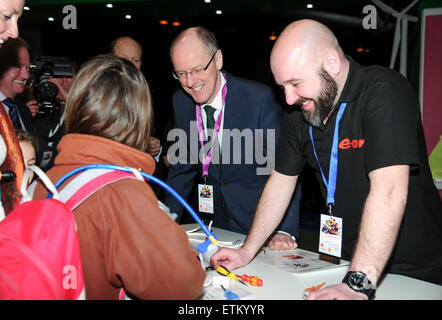 Il Big Bang Show UK giovani scienziati e ingegneri fiera presso il NEC - Giorno 1 dotata di: Nick Gibb MP Ministro di Stato presso il Dipartimento per l'istruzione dove: Birmingham, Regno Unito quando: 11 Mar 2015 Credit: Anthony Stanley/WENN.com Foto Stock