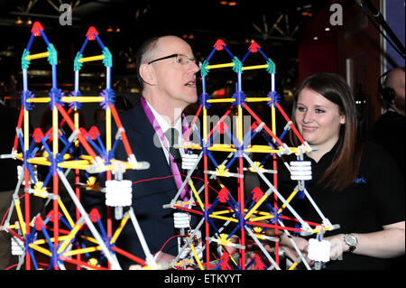 Il Big Bang Show UK giovani scienziati e ingegneri fiera presso il NEC - Giorno 1 dotata di: Nick Gibb MP Ministro di Stato presso il Dipartimento per l'istruzione dove: Birmingham, Regno Unito quando: 11 Mar 2015 Credit: Anthony Stanley/WENN.com Foto Stock