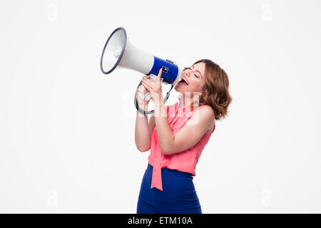 Donna felice urlando nel megafono isolato su uno sfondo bianco Foto Stock