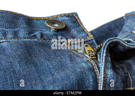 Close-up di aprire, decompresso e rimosse blue jeans denim isolati su sfondo bianco Foto Stock