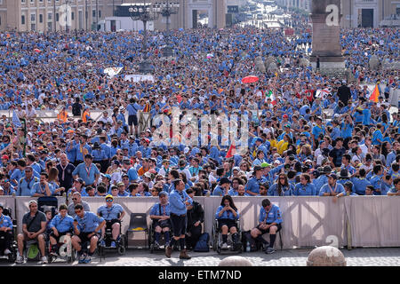 Vaticano. Xiii Giugno, 2015. Papa Francesco incontra Agesci, Cattolica guida Scout Association, in Piazza San Pietro. 13 Giugno 2015: Credito davvero facile Star/Alamy Live News Foto Stock