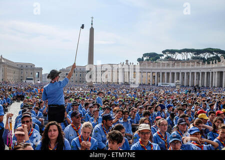 Vaticano. Xiii Giugno, 2015. Papa Francesco incontra Agesci, Cattolica guida Scout Association, in Piazza San Pietro. 13 Giugno 2015: Credito davvero facile Star/Alamy Live News Foto Stock