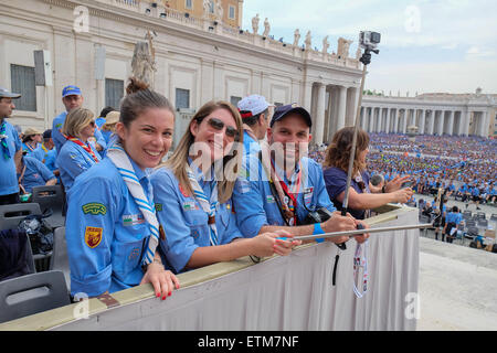 Vaticano. Xiii Giugno, 2015. Papa Francesco incontra Agesci, Cattolica guida Scout Association, in Piazza San Pietro. 13 Giugno 2015: Credito davvero facile Star/Alamy Live News Foto Stock