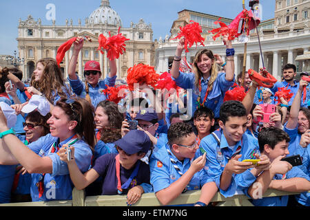 Vaticano. Xiii Giugno, 2015. Papa Francesco incontra Agesci, Cattolica guida Scout Association, in Piazza San Pietro. 13 Giugno 2015: Credito davvero facile Star/Alamy Live News Foto Stock