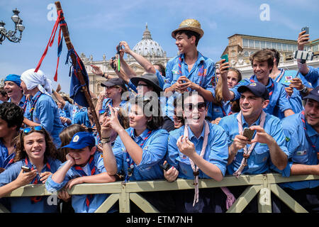 Vaticano. Xiii Giugno, 2015. Papa Francesco incontra Agesci, Cattolica guida Scout Association, in Piazza San Pietro. 13 Giugno 2015: Credito davvero facile Star/Alamy Live News Foto Stock