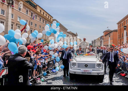 Vaticano. Xiii Giugno, 2015. Papa Francesco incontra Agesci, Cattolica guida Scout Association, in Piazza San Pietro. 13 Giugno 2015: Credito davvero facile Star/Alamy Live News Foto Stock