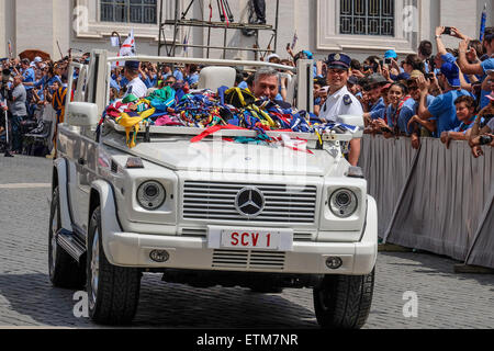 Vaticano. Xiii Giugno, 2015. Papa Francesco incontra Agesci, Cattolica guida Scout Association, in Piazza San Pietro. 13 Giugno 2015: Credito davvero facile Star/Alamy Live News Foto Stock