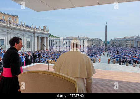 Vaticano. Xiii Giugno, 2015. Papa Francesco incontra Agesci, Cattolica guida Scout Association, in Piazza San Pietro. 13 Giugno 2015: Credito davvero facile Star/Alamy Live News Foto Stock