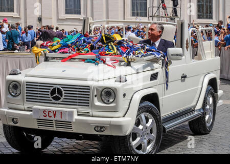 Vaticano. Xiii Giugno, 2015. Papa Francesco incontra Agesci, Cattolica guida Scout Association, in Piazza San Pietro. 13 Giugno 2015: Credito davvero facile Star/Alamy Live News Foto Stock