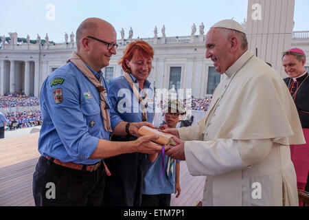 Vaticano. Xiii Giugno, 2015. Papa Francesco incontra Agesci, Cattolica guida Scout Association, in Piazza San Pietro. 13 Giugno 2015: Credito davvero facile Star/Alamy Live News Foto Stock