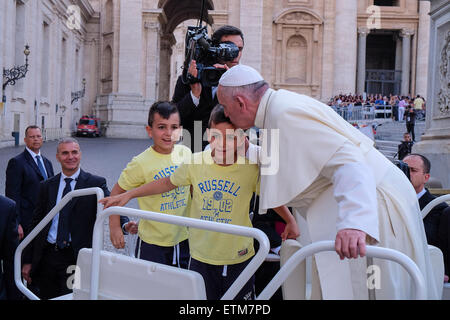 Vaticano. 14 Giugno, 2015. Papa Francesco, incontro circa la famiglia della Diocesi di Roma in Piazza San Pietro, 14 giugno 2015 Credit: Davvero Facile Star/Alamy Live News Foto Stock