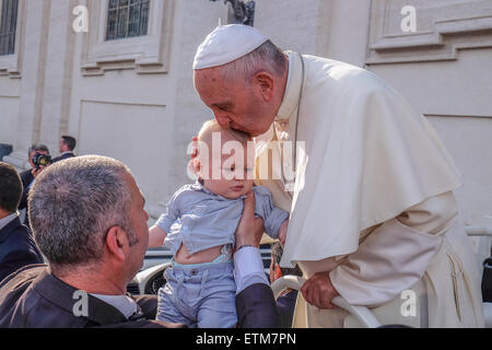 Vaticano. 14 Giugno, 2015. Papa Francesco, incontro circa la famiglia della Diocesi di Roma in Piazza San Pietro, 14 giugno 2015 Credit: Davvero Facile Star/Alamy Live News Foto Stock