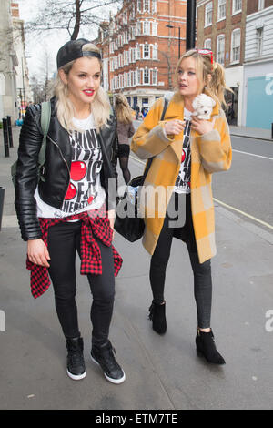 Celebrità a BBC Studios di aiuto Dermot O'Leary maratona della danza per il sollievo comico con: Laura Whitmore, Ashley Roberts dove: Londra, Regno Unito quando: 13 Mar 2015 Credit: Mario Mitsis/WENN.com Foto Stock