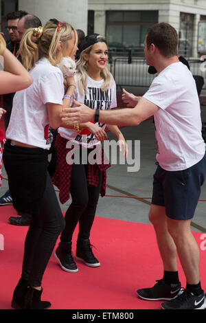Celebrità a BBC Studios di aiuto Dermot O'Leary maratona della danza per il sollievo comico con: Ashley Roberts, Laura Whitmore, Dermot O'Leary dove: Londra, Regno Unito quando: 13 Mar 2015 Credit: Mario Mitsis/WENN.com Foto Stock