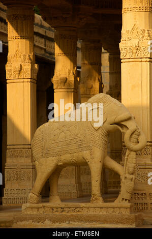 Scultura di elefante. Amar Sagar, Lodurva, nr Jaisalmer, Rajasthan, India Foto Stock