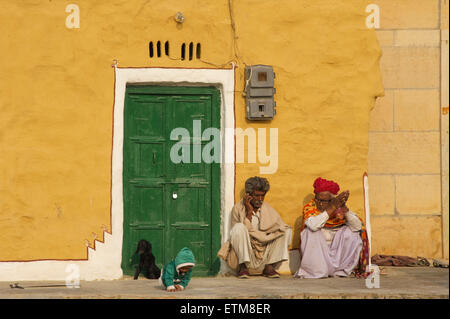 Gli uomini di Rajasthani, Lodurva, vicino a Jaisalmer, Rajasthan, India. Foto Stock