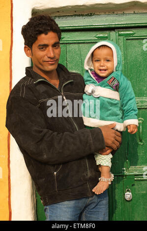 Rajasthani uomo con bambino, Lodurva, vicino a Jaisalmer, Rajasthan, India. Foto Stock