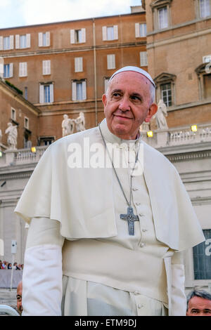 Vaticano. 14 Giugno, 2015. Papa Francesco, incontro circa la famiglia della Diocesi di Roma in Piazza San Pietro, 14 giugno 2015 Credit: Davvero Facile Star/Alamy Live News Foto Stock