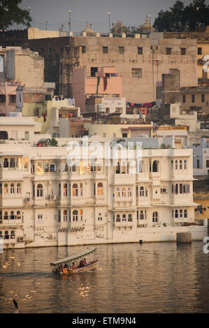 Vista di Udaipur dal Lago Pichola hotel. Rajasthan, India Foto Stock