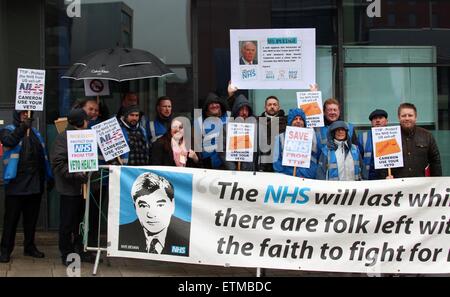 I delegati in arrivo per il primo giorno dei liberali democratici conferenza di primavera a ACC Liverpool Kings Dock dove: Liverpool, Regno Unito quando: 13 Mar 2015 Credit: WENN.com Foto Stock