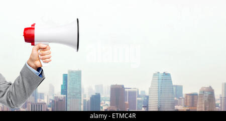 Business man mano che tiene megafono Foto Stock