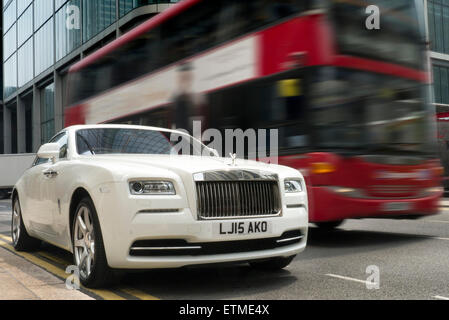Rolls Royce Wraith parcheggiato su una strada di Londra di essere passati dal London bus Foto Stock