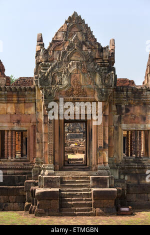 Di rilievo sul Gopuram del quartiere interna, Prasat Muang Tam, Muang Tam, tempio Khmer, Buri Ram, Buriram Provincia, Isan, Isaan Foto Stock