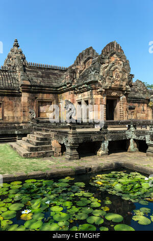 Gopuram orientale con Lotus Pond, Prasat Hin Khao Phnom Rung, tempio Khmer, Buri Ram, Buriram Provincia, Isan, Isaan, Thailandia Foto Stock