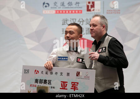 Wuhan, Cina. 14 Giugno, 2015. Scottish professional snooker player John Higgins (R) assiste una attività a Wuhan, provincia di Hubei in Cina il 14 maggio 2015. Credito: Panda occhio/Alamy Live News Foto Stock