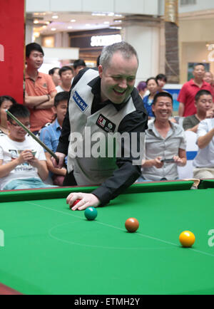 Wuhan, Cina. 14 Giugno, 2015. Scottish professional snooker player John Higgins assiste una attività a Wuhan, provincia di Hubei in Cina il 14 maggio 2015. Credito: Panda occhio/Alamy Live News Foto Stock