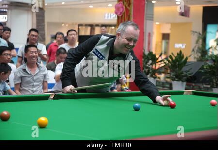 Wuhan, Cina. 14 Giugno, 2015. Scottish professional snooker player John Higgins assiste una attività a Wuhan, provincia di Hubei in Cina il 14 maggio 2015. Credito: Panda occhio/Alamy Live News Foto Stock