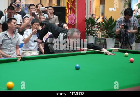 Wuhan, Cina. 14 Giugno, 2015. Scottish professional snooker player John Higgins assiste una attività a Wuhan, provincia di Hubei in Cina il 14 maggio 2015. Credito: Panda occhio/Alamy Live News Foto Stock