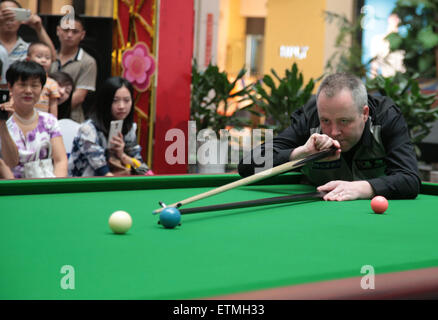 Wuhan, Cina. 14 Giugno, 2015. Scottish professional snooker player John Higgins assiste una attività a Wuhan, provincia di Hubei in Cina il 14 maggio 2015. Credito: Panda occhio/Alamy Live News Foto Stock