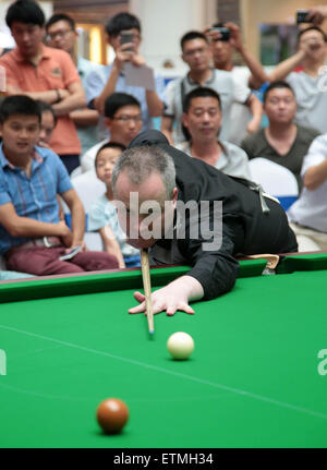 Wuhan, Cina. 14 Giugno, 2015. Scottish professional snooker player John Higgins assiste una attività a Wuhan, provincia di Hubei in Cina il 14 maggio 2015. Credito: Panda occhio/Alamy Live News Foto Stock