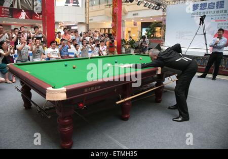 Wuhan, Cina. 14 Giugno, 2015. Scottish professional snooker player John Higgins assiste una attività a Wuhan, provincia di Hubei in Cina il 14 maggio 2015. Credito: Panda occhio/Alamy Live News Foto Stock