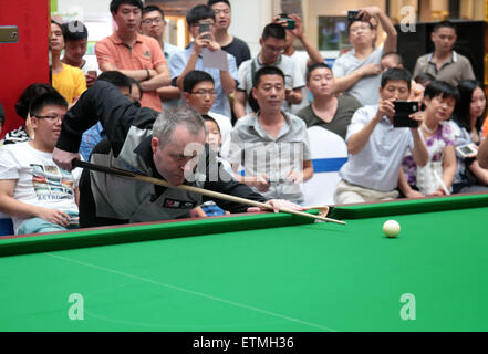 Wuhan, Cina. 14 Giugno, 2015. Scottish professional snooker player John Higgins assiste una attività a Wuhan, provincia di Hubei in Cina il 14 maggio 2015. Credito: Panda occhio/Alamy Live News Foto Stock