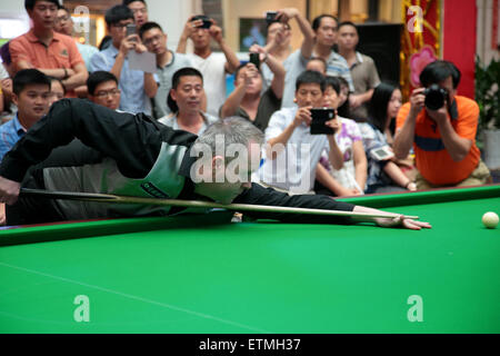 Wuhan, Cina. 14 Giugno, 2015. Scottish professional snooker player John Higgins assiste una attività a Wuhan, provincia di Hubei in Cina il 14 maggio 2015. Credito: Panda occhio/Alamy Live News Foto Stock