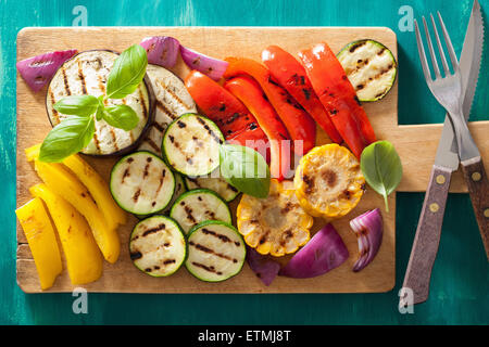 Un sano verdure grigliate sul tagliere Foto Stock