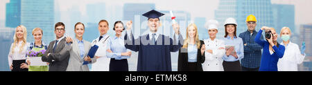 Felice corso di laurea con diploma su professionisti Foto Stock