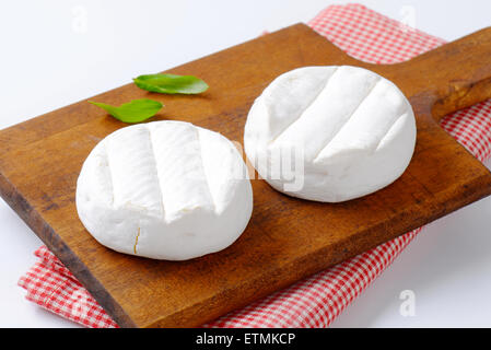 Due ruote di morbida crema formaggio con muffa bianca Foto Stock