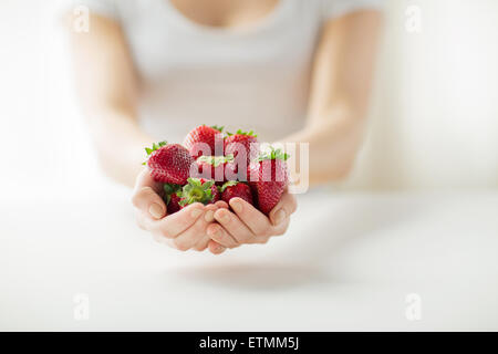 Close up donna mani tenendo le fragole Foto Stock