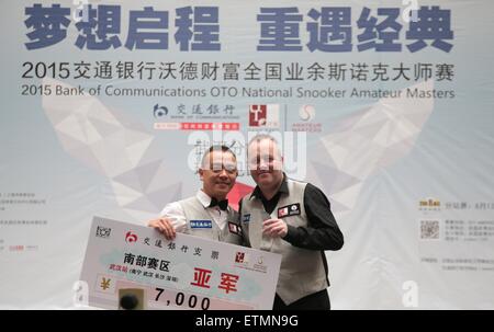 Wuhan, Cina. 14 Giugno, 2015. Scottish professional snooker player John Higgins (R) assiste una attività a Wuhan, provincia di Hubei in Cina il 14 maggio 2015. Credito: Panda occhio/Alamy Live News Foto Stock