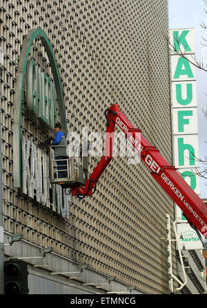 FILE - un file immagine datata 02 gennaio 2012 mostra un lavoratore impresa di lavori di manutenzione sulla facciata di una Galeria Kaufhof. Del Canada Hudson's Bay department store catena è l'acquisto di Metro AG Il Kaufhof catena in Germania per circa 2,8 miliardi di euro (3,3 miliardi di dollari) Metro AG ha annunciato il 15 giugno 2015. Foto: Roland Weihrauch/dpa Foto Stock