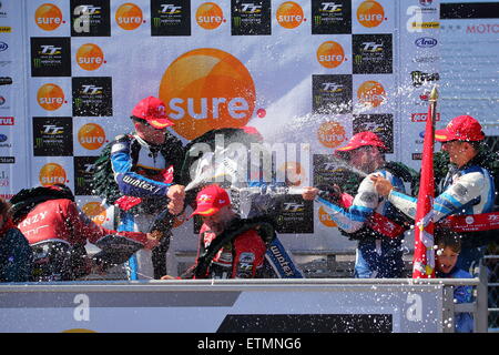 I vincitori della seconda sidecar gara del Trofeo Turismo 2015 sull' Isola di Man celebrare il loro successo Foto Stock