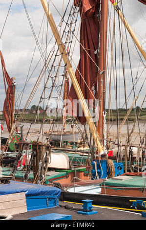 Moored vecchi barconi a vela a Hythe Quay a lowtide supportato da limo e fango e letti di sabbia di fiume Chelmer Foto Stock