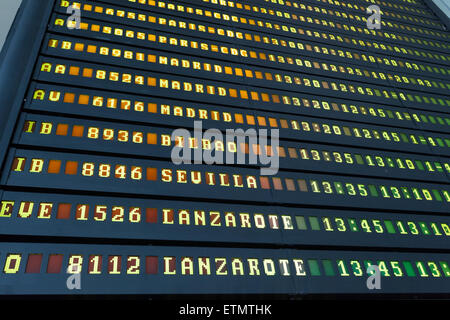 Pianificazione di partenza in un aeroporto in Spagna Foto Stock