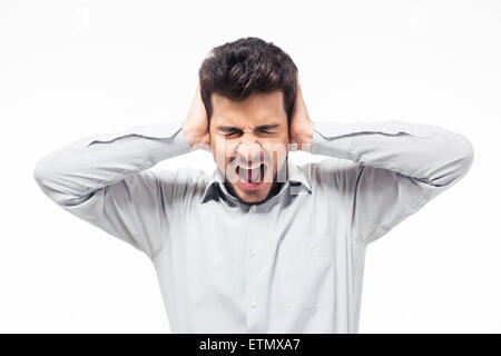 Uomo informale che coprono le orecchie e urlando isolato su uno sfondo bianco Foto Stock