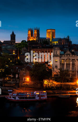 York Minster e del fiume Ouse, York, UK, al tramonto. Foto Stock